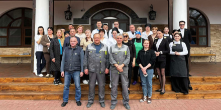 С заботой о пространстве и традициях: сотрудники парк-отеля «Беловежская пуща» приняли участие в республиканском субботнике