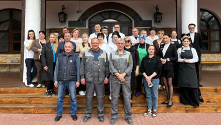 С заботой о пространстве и традициях: сотрудники парк-отеля «Беловежская пуща» приняли участие в республиканском субботнике