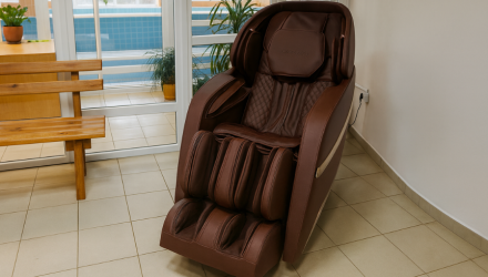 Новинка для вашего комфорта: массажное кресло в зоне бассейна