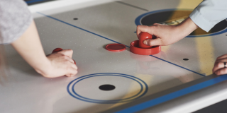 Какое развлечение понравится быстрым, ловким и азартным людям всех возрастов? Определенно — аэрохоккей. 